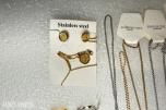 Ca 650 stk smykker - halskjeder, armbånd, ringer og øredobber