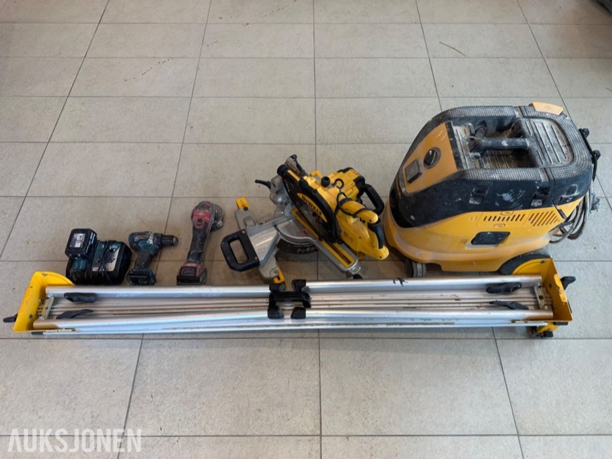 DeWalt kapp-/gjærsag med sagbord, støvsuger og batteriverktøy