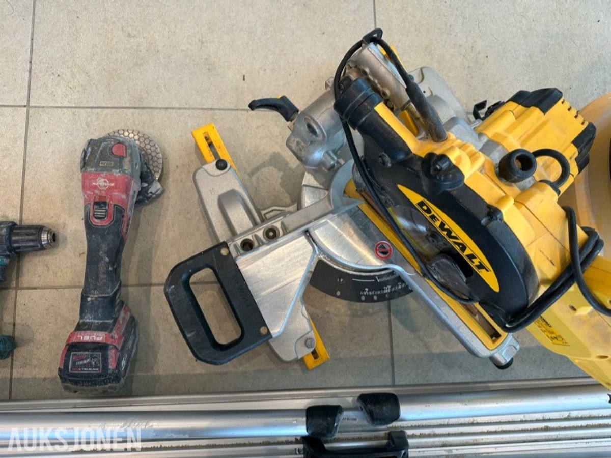 DeWalt kapp-/gjærsag med sagbord, støvsuger og batteriverktøy