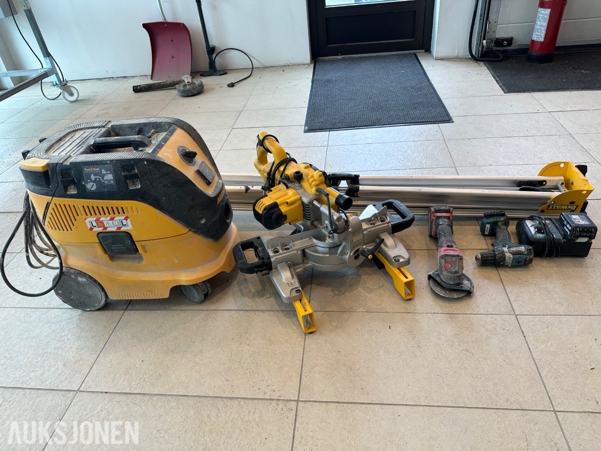 DeWalt kapp-/gjærsag med sagbord, støvsuger og batteriverktøy