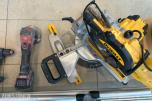 DeWalt kapp-/gjærsag med sagbord, støvsuger og batteriverktøy