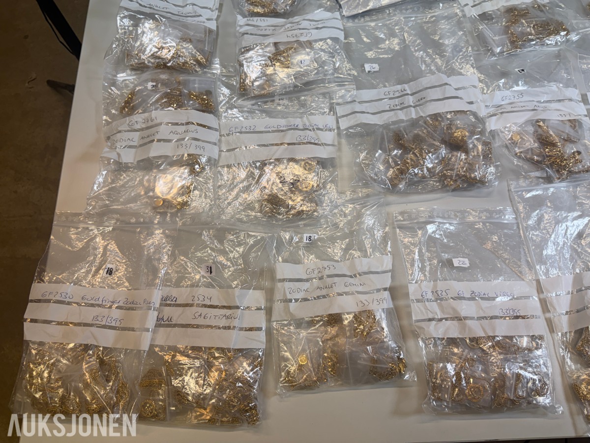 Ca 450 stk halskjeder og armbånd i ulike utførelser