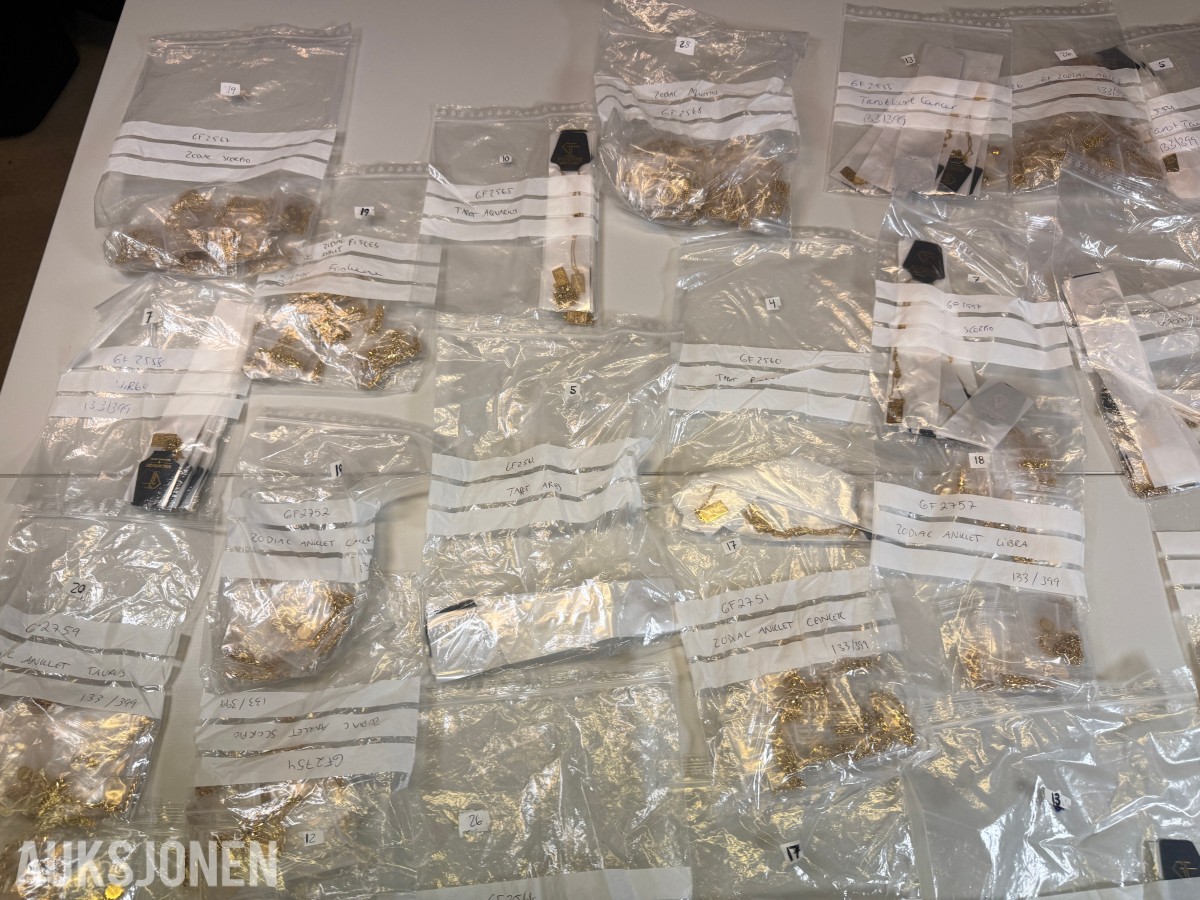 Ca 450 stk halskjeder og armbånd i ulike utførelser