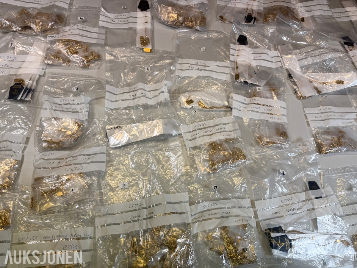 Ca 450 stk halskjeder og armbånd i ulike utførelser
