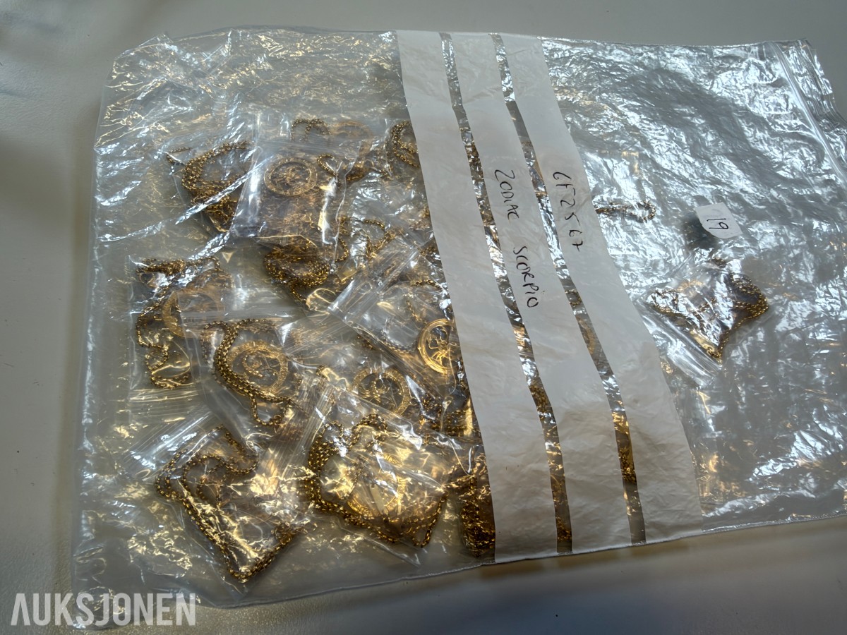 Ca 450 stk halskjeder og armbånd i ulike utførelser