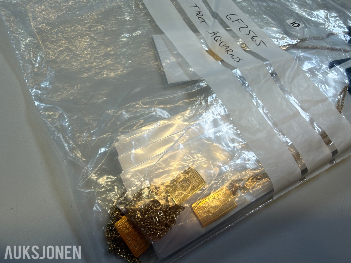 Ca 450 stk halskjeder og armbånd i ulike utførelser