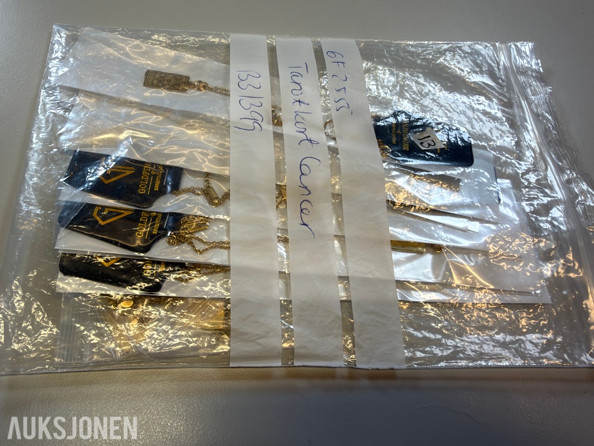 Ca 450 stk halskjeder og armbånd i ulike utførelser