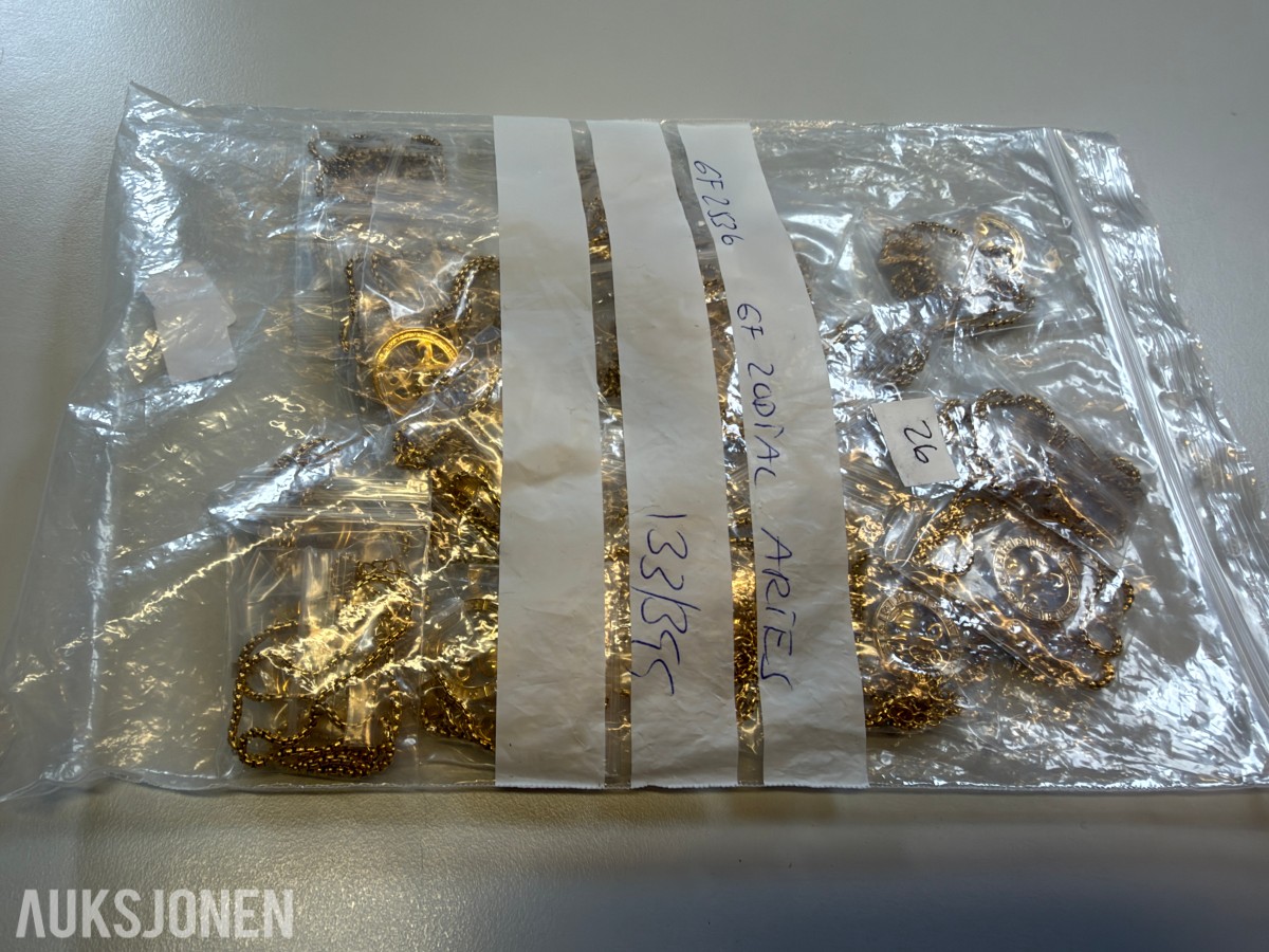 Ca 450 stk halskjeder og armbånd i ulike utførelser
