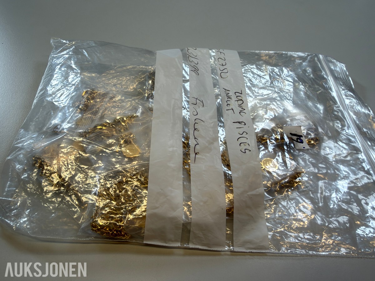 Ca 450 stk halskjeder og armbånd i ulike utførelser