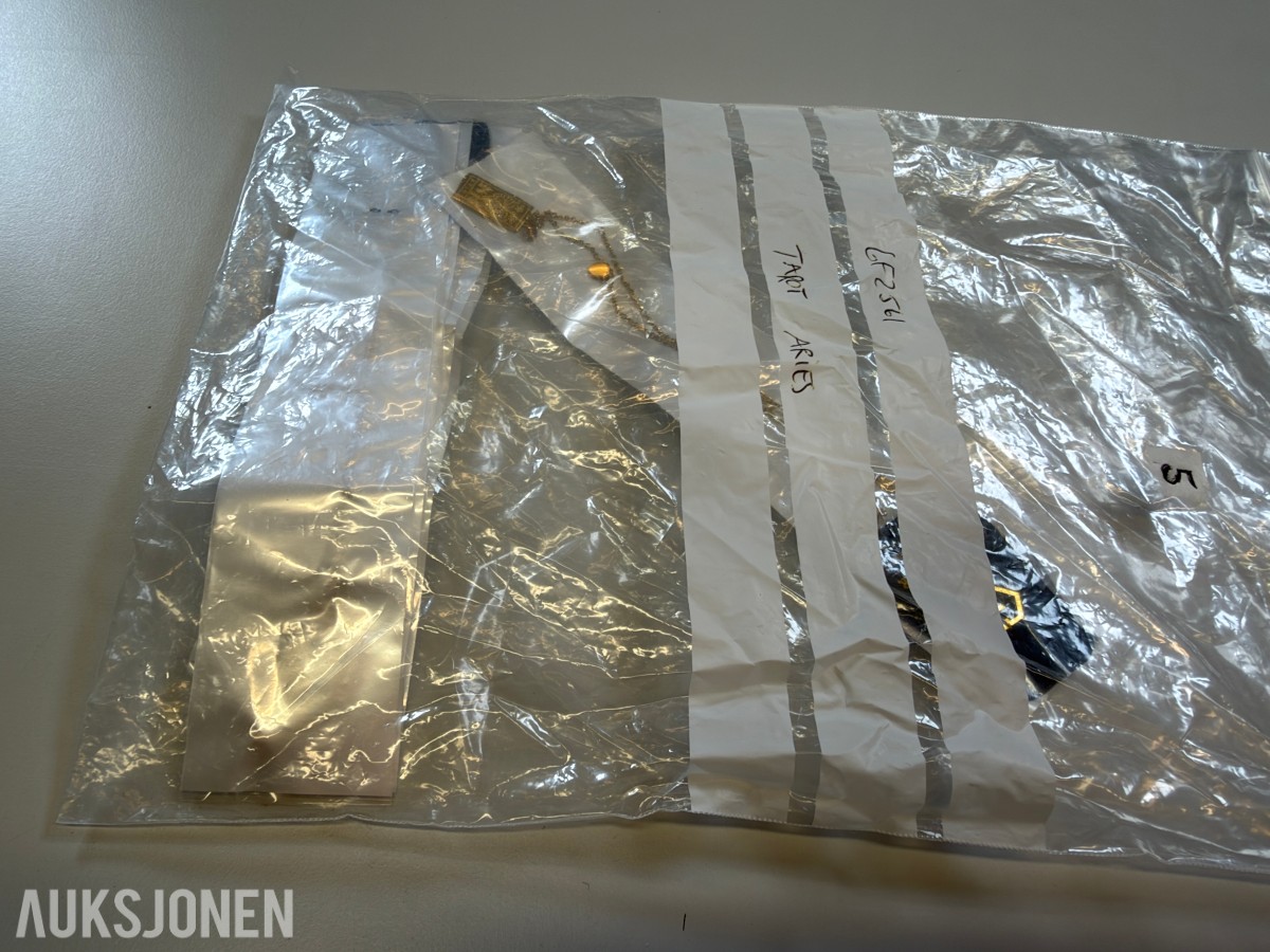 Ca 450 stk halskjeder og armbånd i ulike utførelser