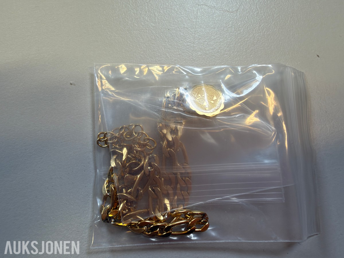 Ca 450 stk halskjeder og armbånd i ulike utførelser