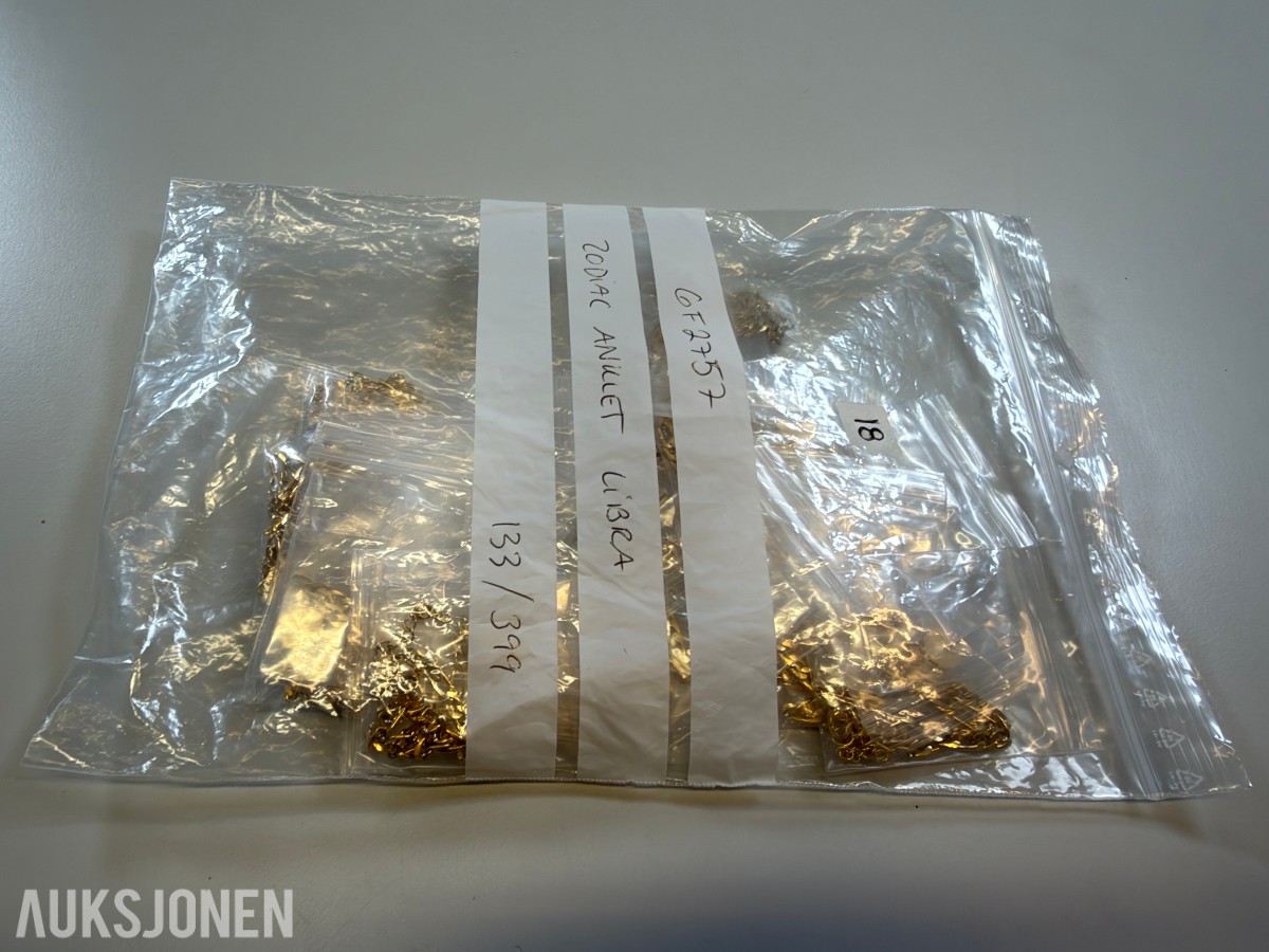 Ca 450 stk halskjeder og armbånd i ulike utførelser