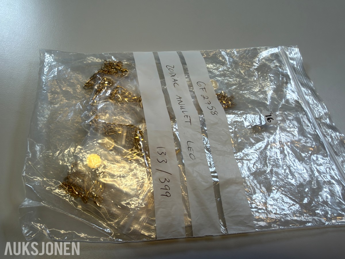 Ca 450 stk halskjeder og armbånd i ulike utførelser