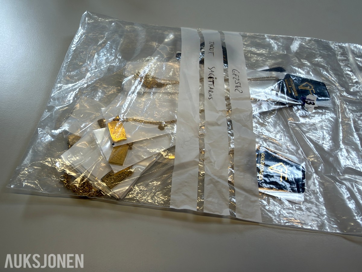 Ca 450 stk halskjeder og armbånd i ulike utførelser