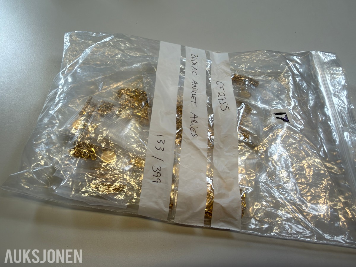 Ca 450 stk halskjeder og armbånd i ulike utførelser