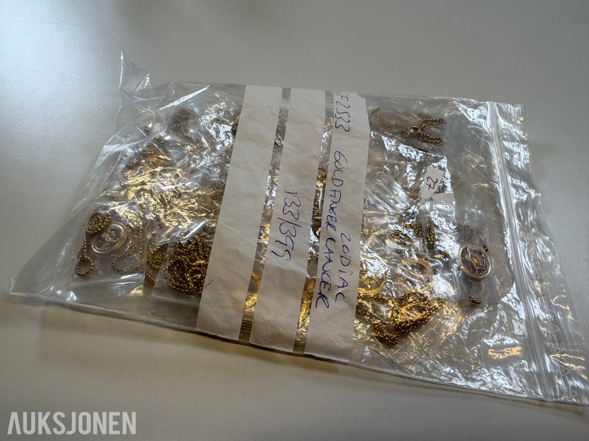 Ca 450 stk halskjeder og armbånd i ulike utførelser