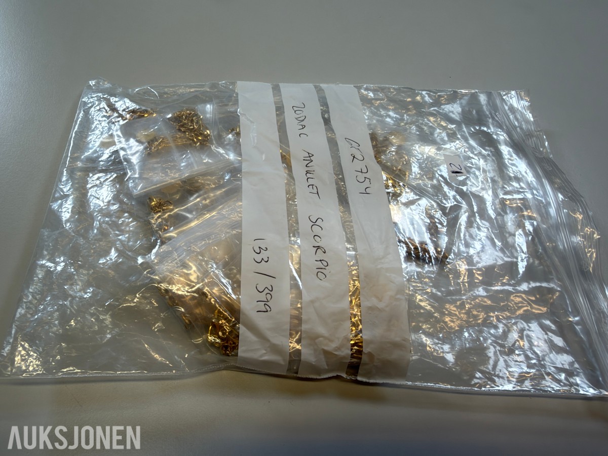 Ca 450 stk halskjeder og armbånd i ulike utførelser