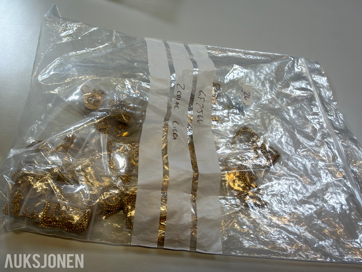 Ca 450 stk halskjeder og armbånd i ulike utførelser