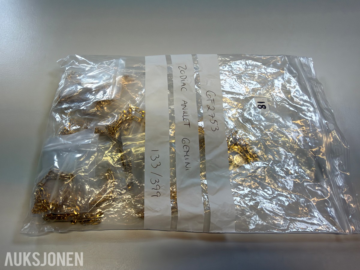 Ca 450 stk halskjeder og armbånd i ulike utførelser