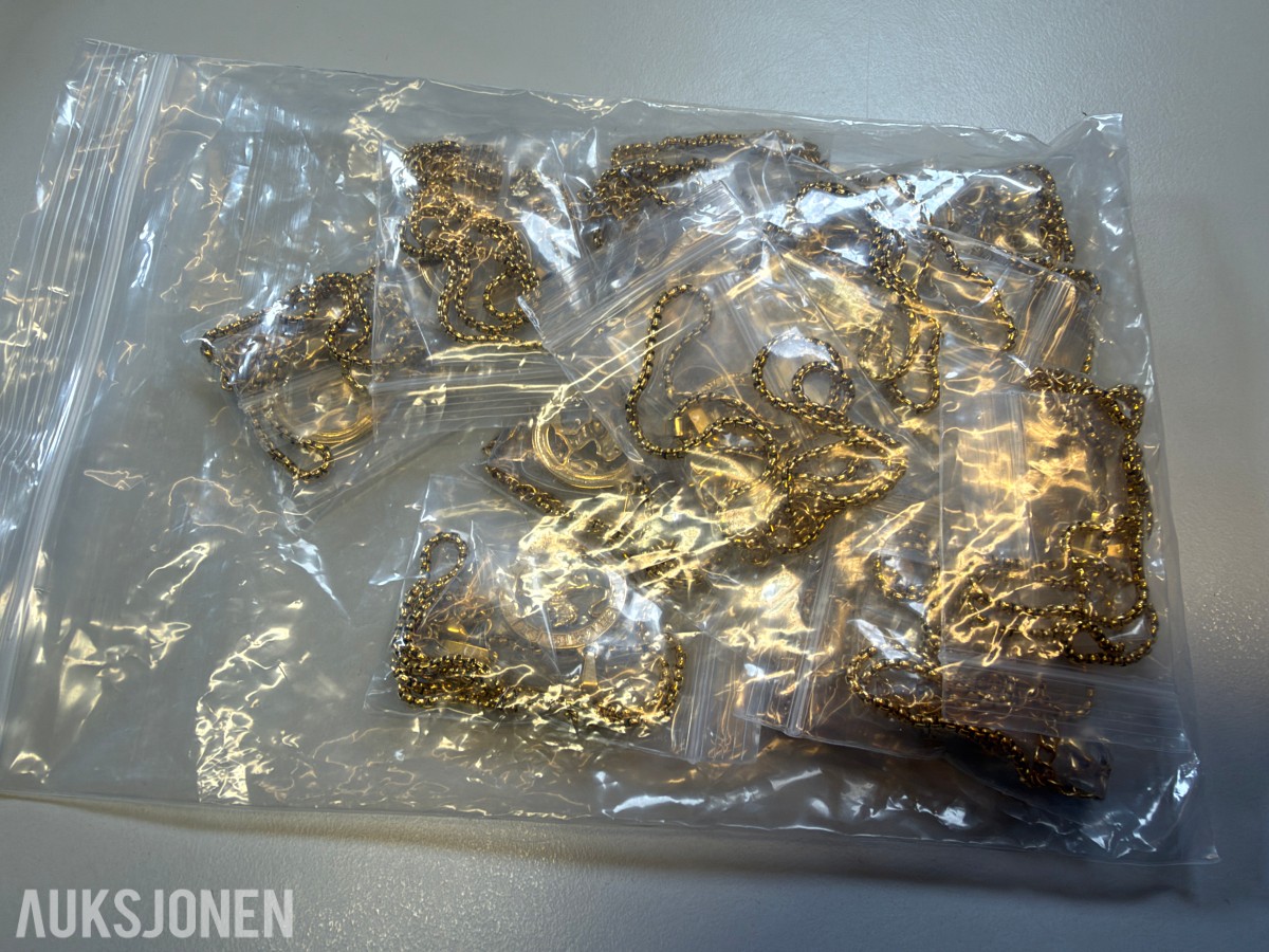 Ca 450 stk halskjeder og armbånd i ulike utførelser