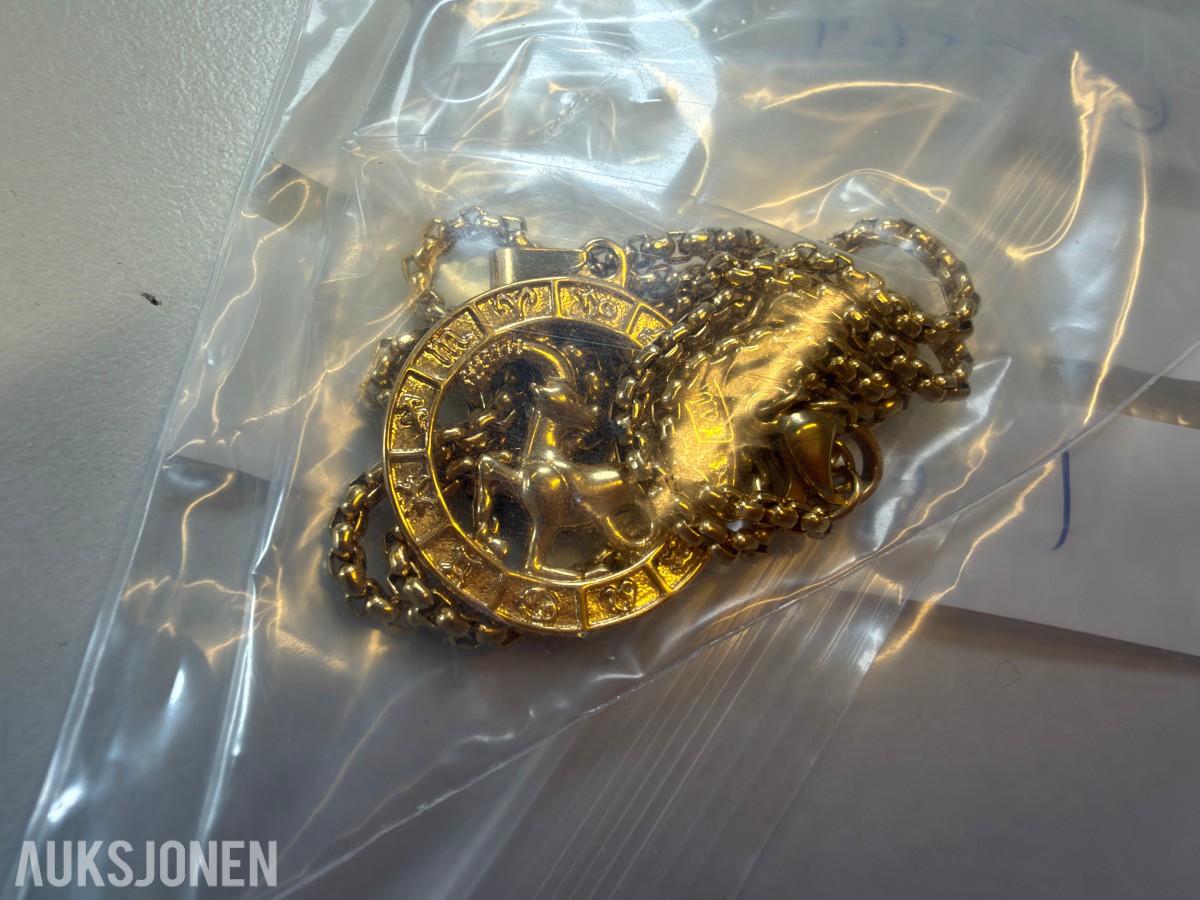 Ca 450 stk halskjeder og armbånd i ulike utførelser