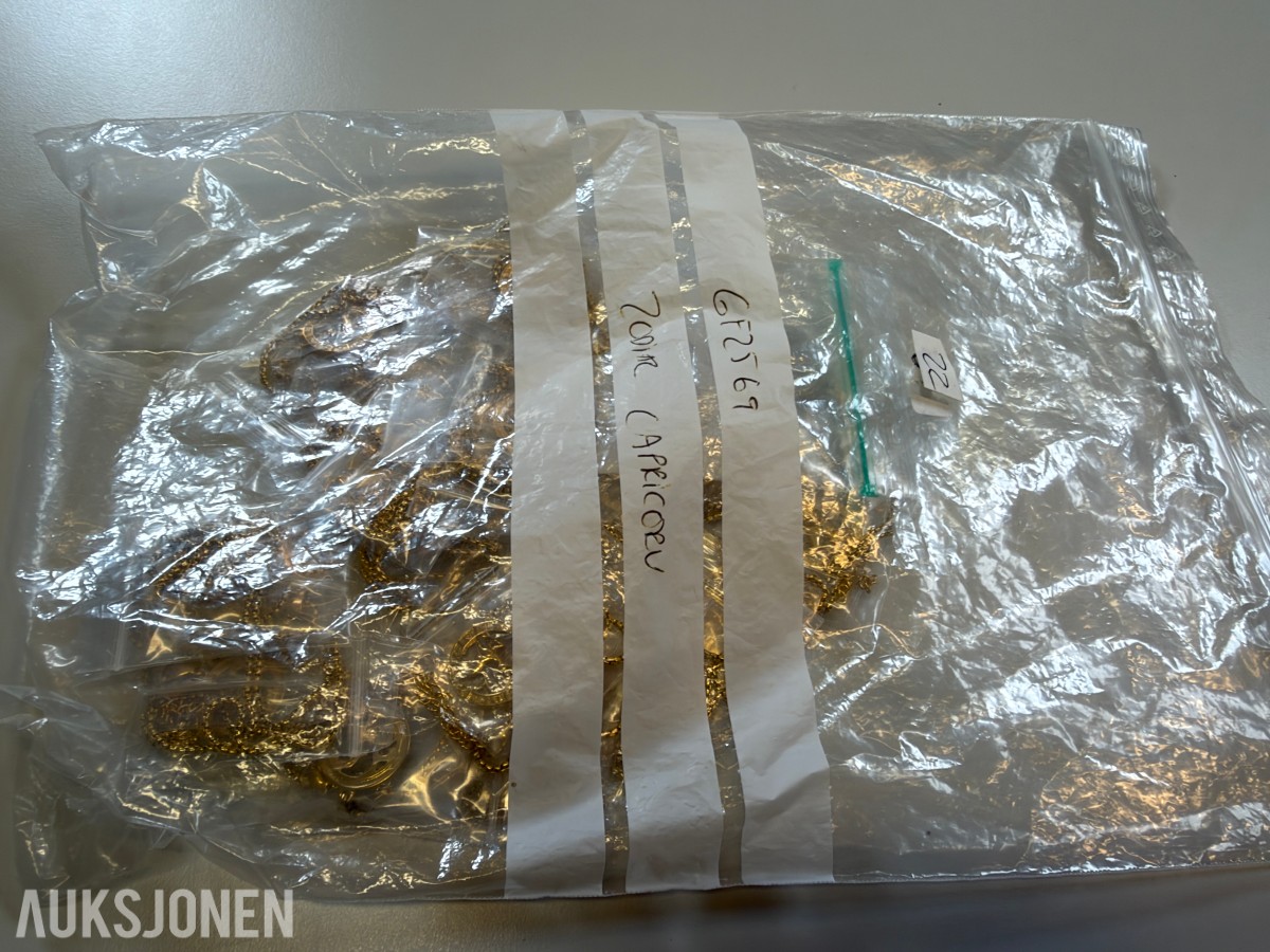 Ca 450 stk halskjeder og armbånd i ulike utførelser