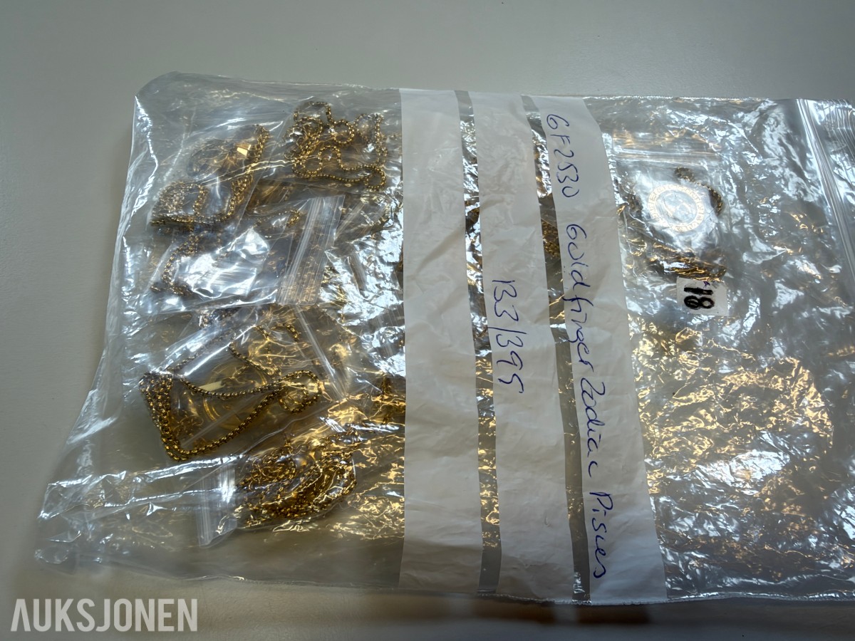 Ca 450 stk halskjeder og armbånd i ulike utførelser