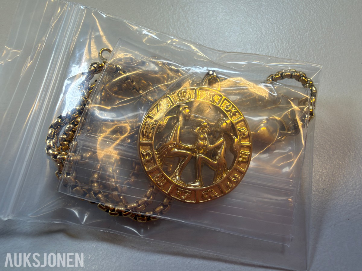 Ca 450 stk halskjeder og armbånd i ulike utførelser