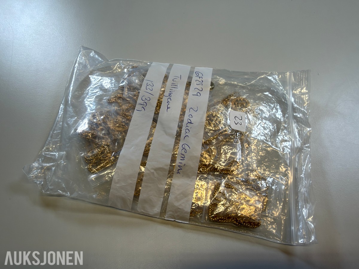 Ca 450 stk halskjeder og armbånd i ulike utførelser