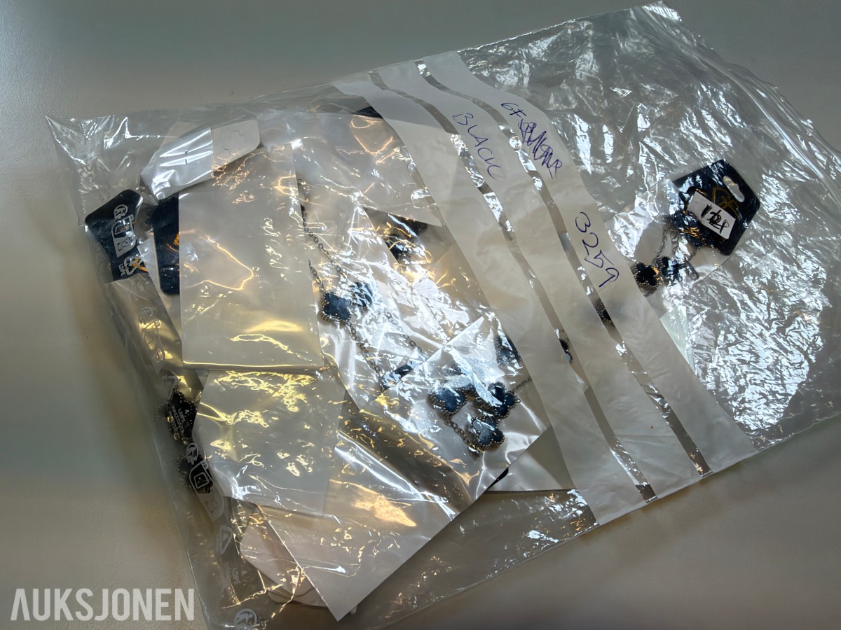 Ca 420 stk smykker - halskjeder, armbånd og øredobber