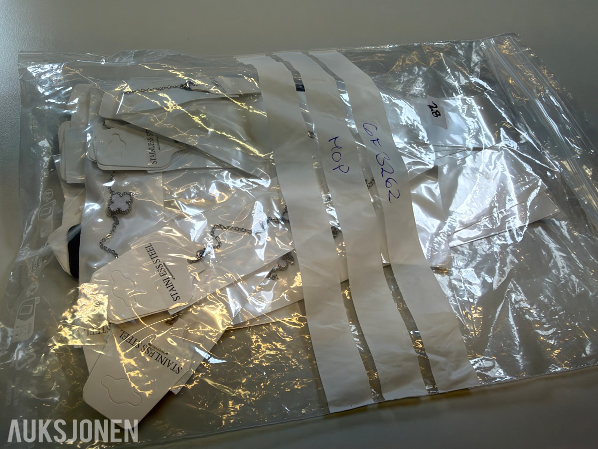 Ca 420 stk smykker - halskjeder, armbånd og øredobber