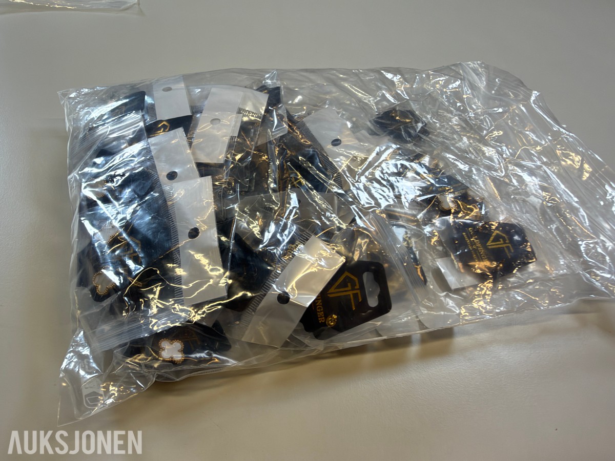 Ca 420 stk smykker - halskjeder, armbånd og øredobber