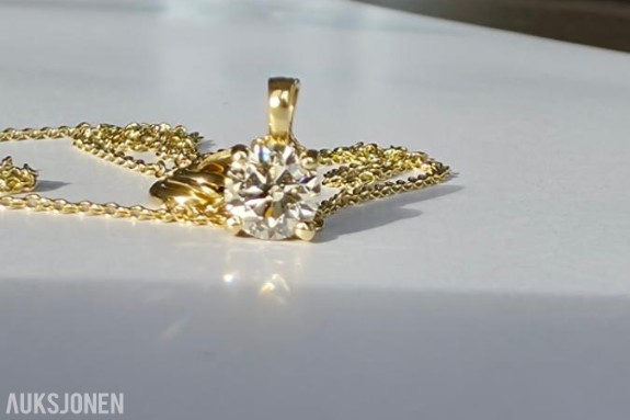 0.50CT ENSTENS DIAMANTANHENG I 14K GULL. NATURLIG DIAMANT! TAKSTBREV OG SERTIFIKAT!