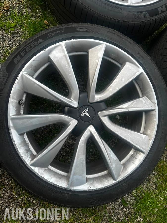 2019 4 Tesla-dekk selges, 235/40 R19