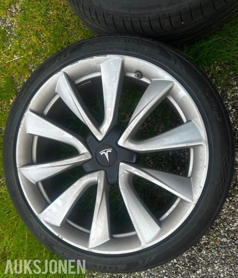 2019 4 Tesla-dekk selges, 235/40 R19