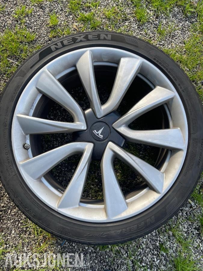 2019 4 Tesla-dekk selges, 235/40 R19