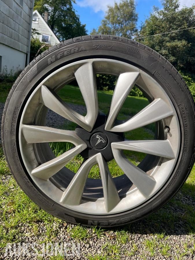 2019 4 Tesla-dekk selges, 235/40 R19
