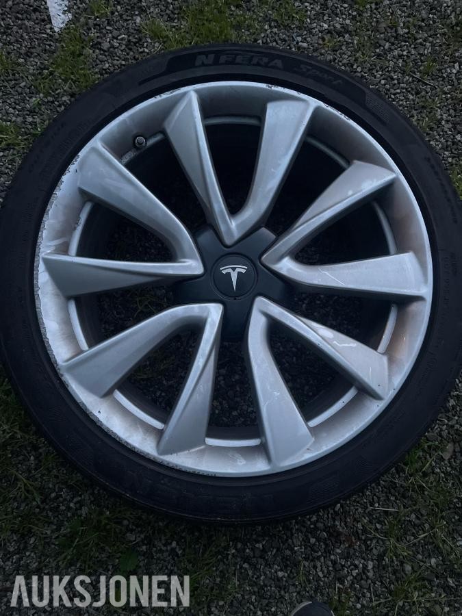 2019 4 Tesla-dekk selges, 235/40 R19