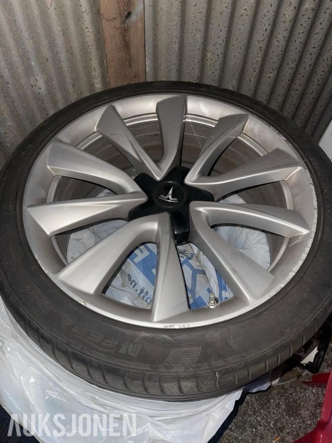 2019 4 Tesla-dekk selges, 235/40 R19