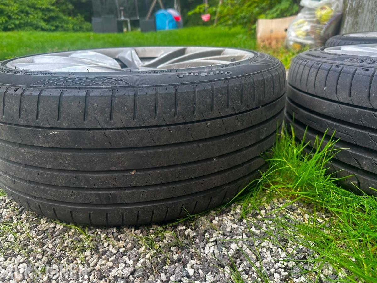 2019 4 Tesla-dekk selges, 235/40 R19