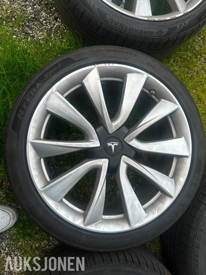 2019 4 Tesla-dekk selges, 235/40 R19