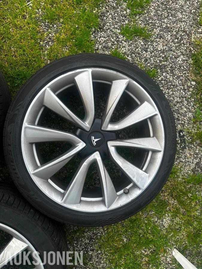 2019 4 Tesla-dekk selges, 235/40 R19