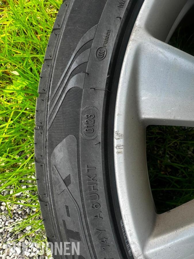 2019 4 Tesla-dekk selges, 235/40 R19