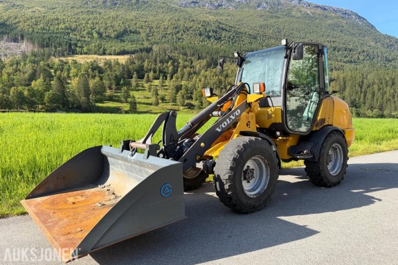 2004 Volvo L25B Hjullaster, 13800 timer med planeringskuffe og pallegaffel - MVA FRI