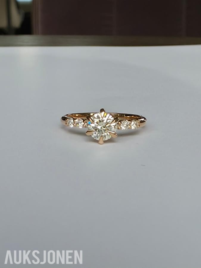 0.69CT DIAMANTRING I 14K GULL. NATURLIGE DIAMANTER! TAKSTBREV OG SERTIFIKAT!