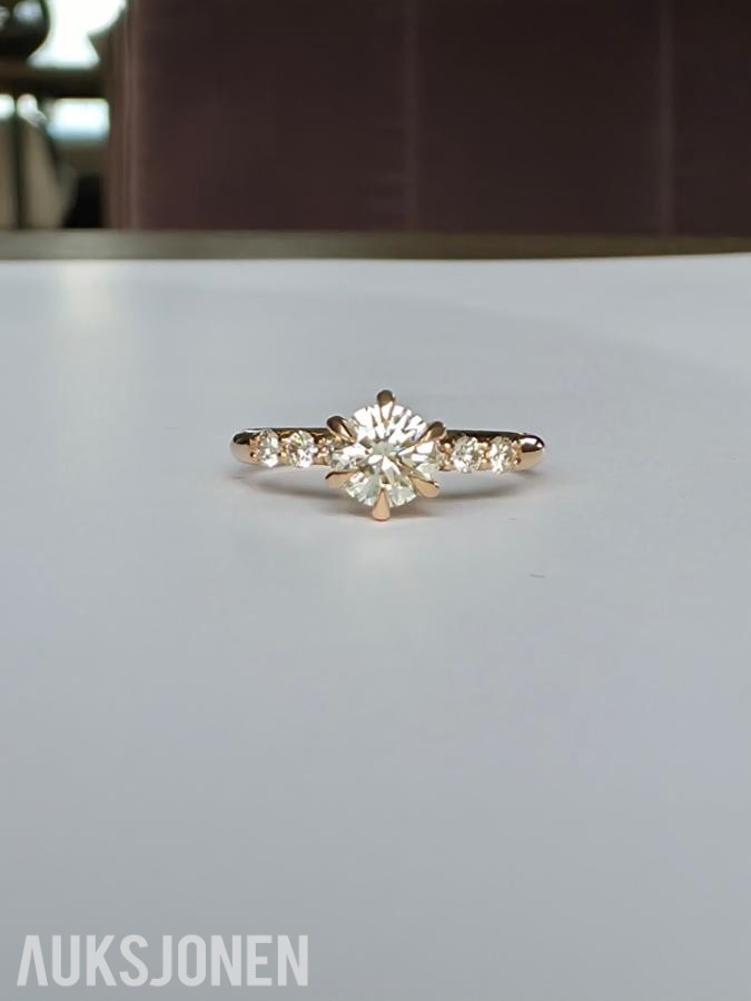 0.69CT DIAMANTRING I 14K GULL. NATURLIGE DIAMANTER! TAKSTBREV OG SERTIFIKAT!