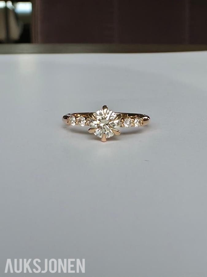0.69CT DIAMANTRING I 14K GULL. NATURLIGE DIAMANTER! TAKSTBREV OG SERTIFIKAT!