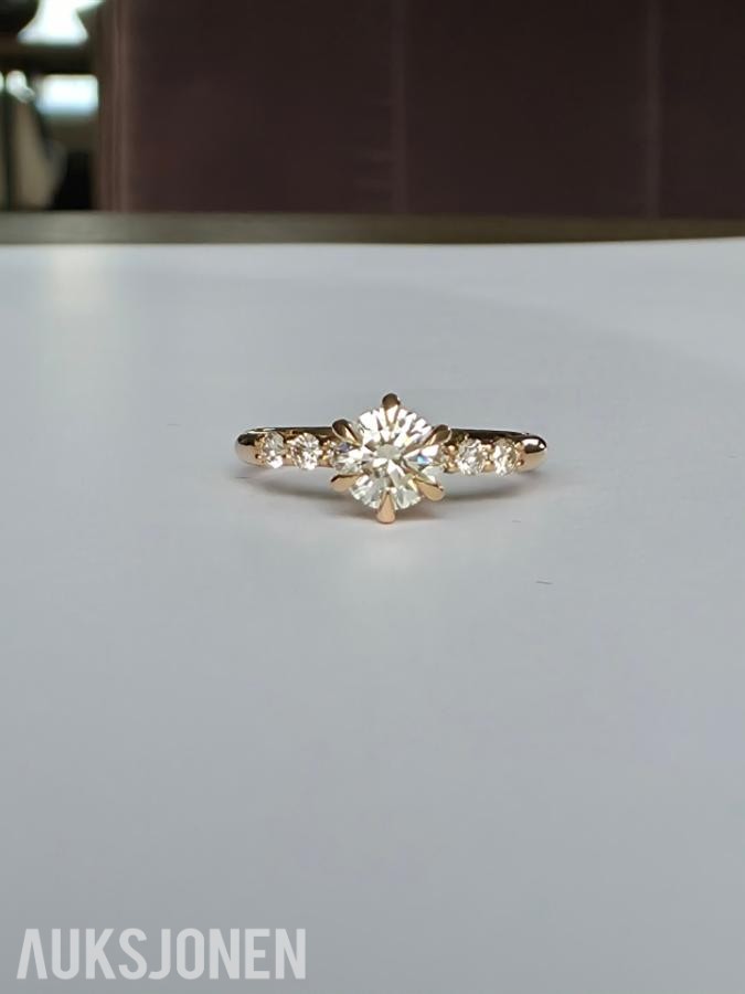 0.69CT DIAMANTRING I 14K GULL. NATURLIGE DIAMANTER! TAKSTBREV OG SERTIFIKAT!