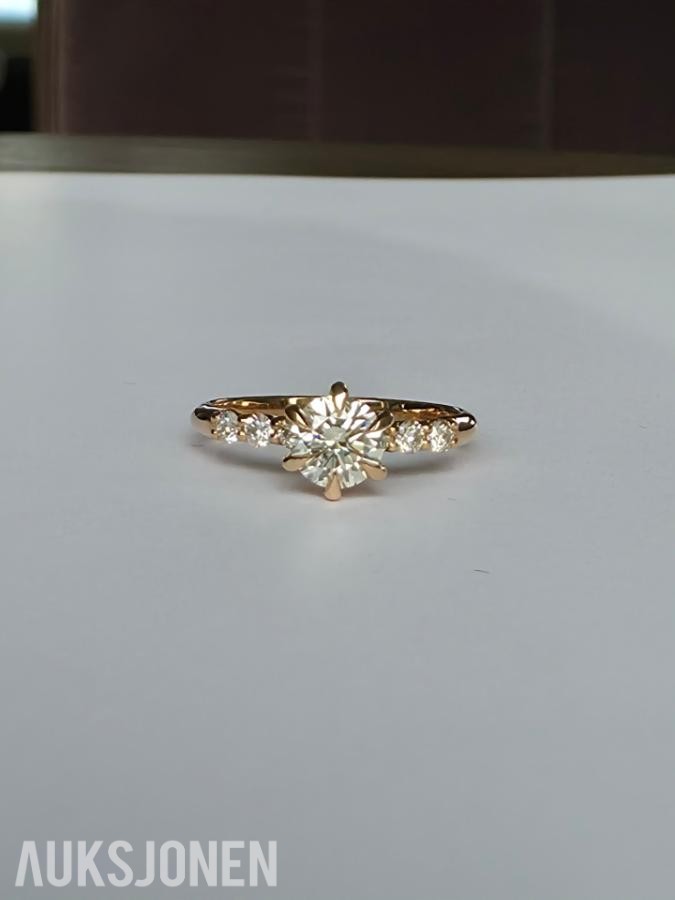 0.69CT DIAMANTRING I 14K GULL. NATURLIGE DIAMANTER! TAKSTBREV OG SERTIFIKAT!