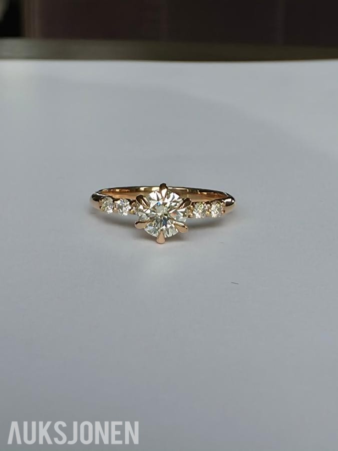 0.69CT DIAMANTRING I 14K GULL. NATURLIGE DIAMANTER! TAKSTBREV OG SERTIFIKAT!
